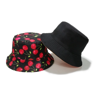 Cappello a secchiello reversibile con stampa di ciliegie e lato nero semplice