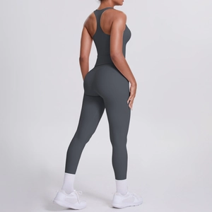 Vue arrière de l'ensemble yoga gris foncé avec haut dos nageur et legging gainant