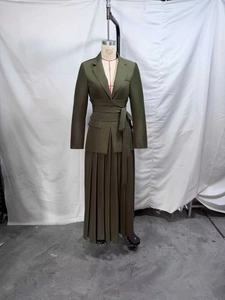 Vue détaillée d'une élégante jupe plissée vert armée de style britannique avec ceinture