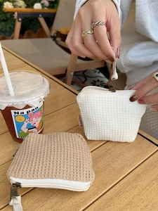 Mini pochette de rangement gaufrée pour cosmétiques et clés en blanc et kaki