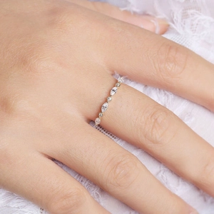 Goldener stapelbarer Ring im Retro-Stil mit Marquise- und Rundschliff-Edelsteinen auf Spitze