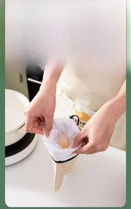 Detail view of thickened cotton lining inside heat-resistant kitchen oven mitt for protection