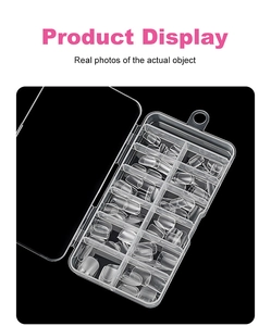 Faux ongles carrés courts transparents dans une boîte de rangement à douze compartiments
