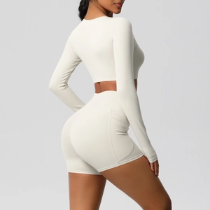 Detailweergave van gebroken witte yogaset met high-waist shorts en handige zijzakken