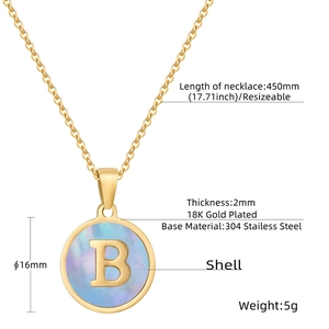 Detail der 18K vergoldeten B-Buchstabenkette mit Muscheleinlage und technischen Maßen