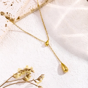 Détail du pendentif goutte en acier inoxydable doré 18 carats sur chaîne en Y élégante