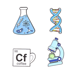 4er-Set Emaille-Anstecknadeln mit Wissenschaftsmotiven wie DNA, Mikroskop und Kaffeetasse