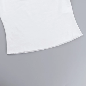 Nahaufnahme vom Saum des weißen bauchfreien T-Shirts mit hochwertiger Strickstruktur