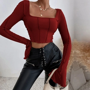 Eng anliegendes dunkelrotes Langarmshirt mit Karree-Ausschnitt und Rippenstrick-Struktur