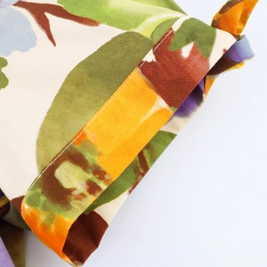 Gros plan du tissu à fleurs avec coutures de qualité et motifs abstraits aux couleurs vives