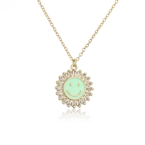 Detail der 18K vergoldeten Sonnenblume mit grünem Emaille-Smiley und Zirkonia-Steinen