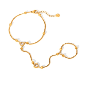 Bracelet bague élégant plaqué or avec zircone en forme de cœur sur fond blanc