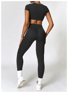 Détail de l'ensemble de yoga noir vu de dos avec tissu de compression extensible