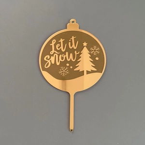 Gros plan de décoration de gâteau sapin de noël acrylique miroir doré texte neige.