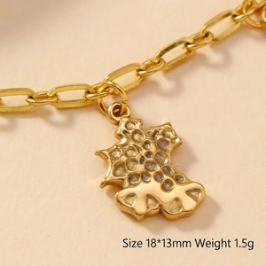 Vue macro d'un pendentif cœur croix 18x13mm en acier inoxydable doré à texture ciselée