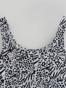 Detailweergave van de diepe U-hals en dierenprint op de slanke mouwloze top voor dames