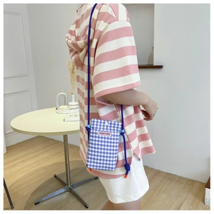 Detailansicht lila karierte Canvas Handytasche mit HDBFORM Label und Kordelriemen