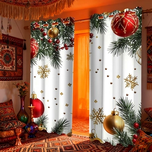 Détail de rideaux de Noël en velours avec branches de pin et flocons de neige dorés