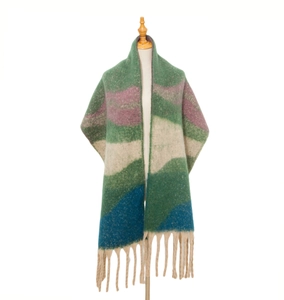 Dettaglio di sciarpa spessa multicolore stile mohair con maglia geometrica e frange