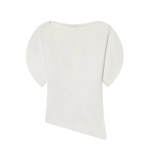 Haut blanc pour femme avec ourlet asymétrique et manches bouffantes, style minimaliste
