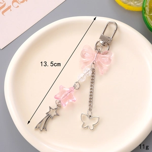 Détail du pendentif papillon rose avec marquages de taille 13,5 cm et de poids 11g