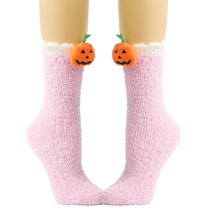 Rosa Plüschsocken aus Korallenvlies mit 3D-Halloween-Kürbispuppe und weißem Kunstfellrand