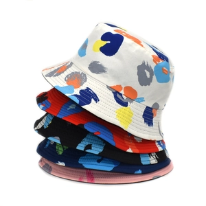 Cappelli da pescatore double-face con stampa graffiti in cinque colori per l'estate