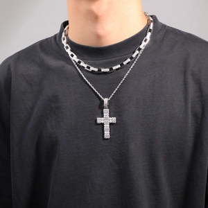Detail der silbernen Iced Out Doppelschicht-Halskette mit Strass-Kreuzanhänger