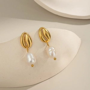 Élégantes boucles d'oreilles coquillage plaquées or 18K avec perles baroques blanches