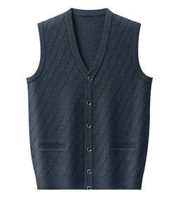 Detail der dunkelblauen Strickweste mit V-Ausschnitt, Twill-Struktur und Knopfverschluss