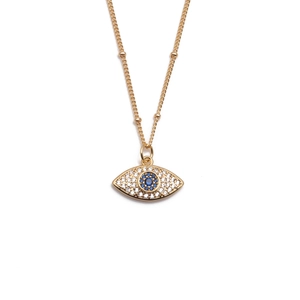 Dettaglio della collana a sfere dorate con ciondolo occhio del diavolo in zirconi blu e bianchi