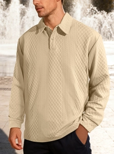 Dettaglio della trama a maglia a rombi su una polo beige a maniche lunghe da uomo elegante