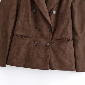 Blazer croisé classique en daim vert olive avec six boutons et poches à rabat