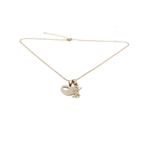 Collier cœur en acier inoxydable doré avec pendentif LOVE sur fond blanc immaculé