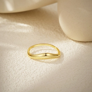 Detailed close-up of polished S925 sterling silver ring with wavy minimalist design