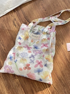 Borsa tote in chiffon floreale con stampe colorate ed etichetta interna su legno
