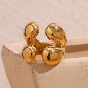 Détail d'une bague ouverte en acier doré 18K avec quatre gouttes d'eau