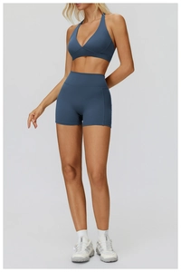 Dettaglio del set yoga grigio-blu con reggiseno a V e pantaloncini a vita alta