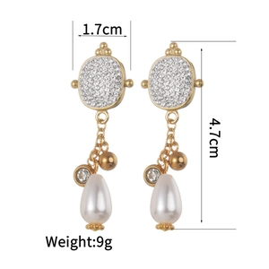 Detailansicht goldener Quastenohrringe mit Maßangaben von 4,7 cm Höhe und 1,7 cm Breite