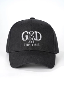 Dettaglio del ricamo God Is Good su cappellino da baseball nero in cotone stile vintage