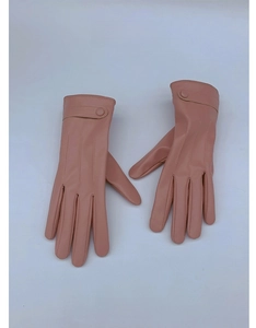 Dettaglio di guanti rosa in ecopelle con cinturini al polso e bottoni decorativi