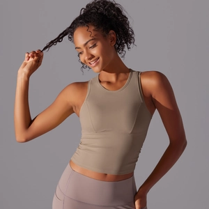 Gros plan sur le débardeur de yoga taupe respirant avec une coupe ajustée sportive