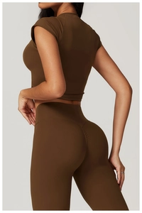 Dettaglio del set fitness con top corto marrone caffè e leggings a vita alta