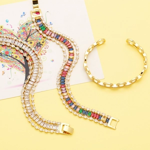 Bracelet doré à trois rangs avec zircons multicolores et manchette en métal ajouré