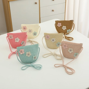 Détail de six sacs en paille pour filles avec fleurs en dentelle et cristaux faits main