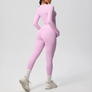 Détail de l'ensemble de yoga rose deux pièces avec manches longues et legging à poche latérale