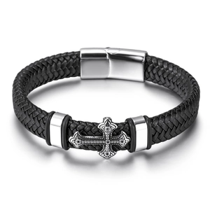 Détail macro du bracelet tressé en cuir noir pour homme avec pendentif croix argentée