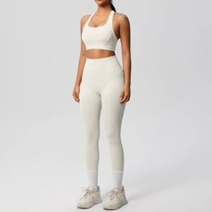 Dettaglio dei leggings da yoga color crema a vita alta con tasche laterali e cuciture tecniche