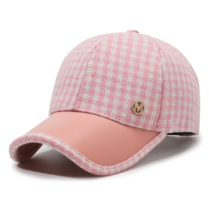 Casquette de baseball pied-de-poule rose et blanc avec logo M doré et visière rose