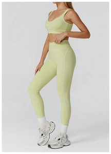 Détail du legging de yoga taille haute et du soutien-gorge de sport avec coutures blanches